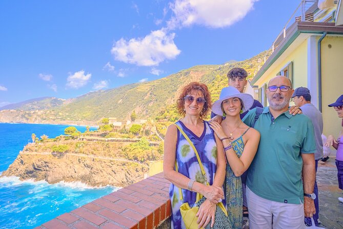 Florence: Cinque Terre Park Day Trip with Optional Street Food - Manarola: the cliff colors, plus only one hour to enjoy them
