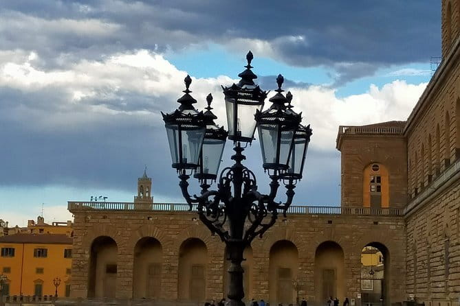 Pitti Palace, Boboli Garden & Palatina Gallery Guided Tour - The first stretch inside Palazzo Pitti: getting your bearings in 20 minutes